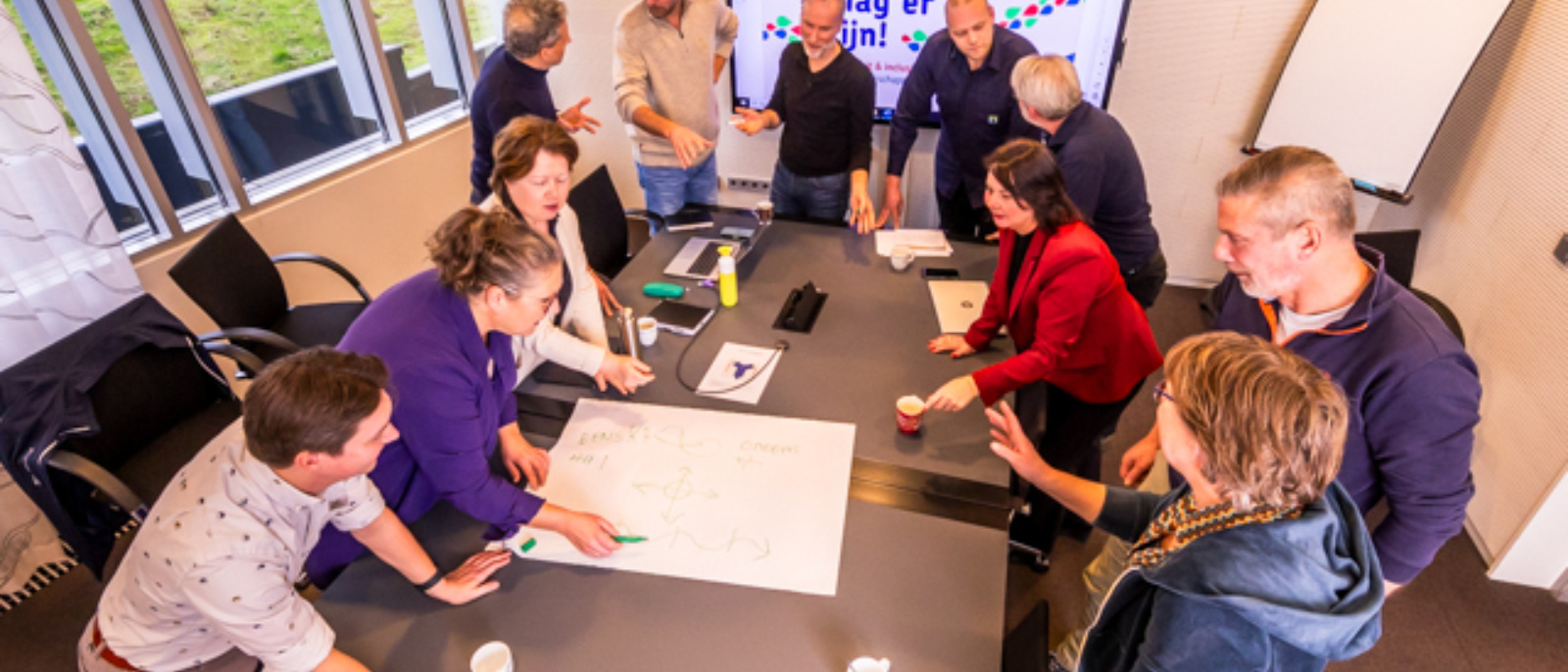 Groep collega's doet de workshop Verschil maken
