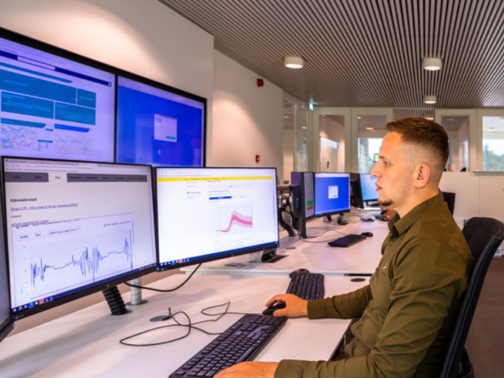 Medewerker achter beeldschermen