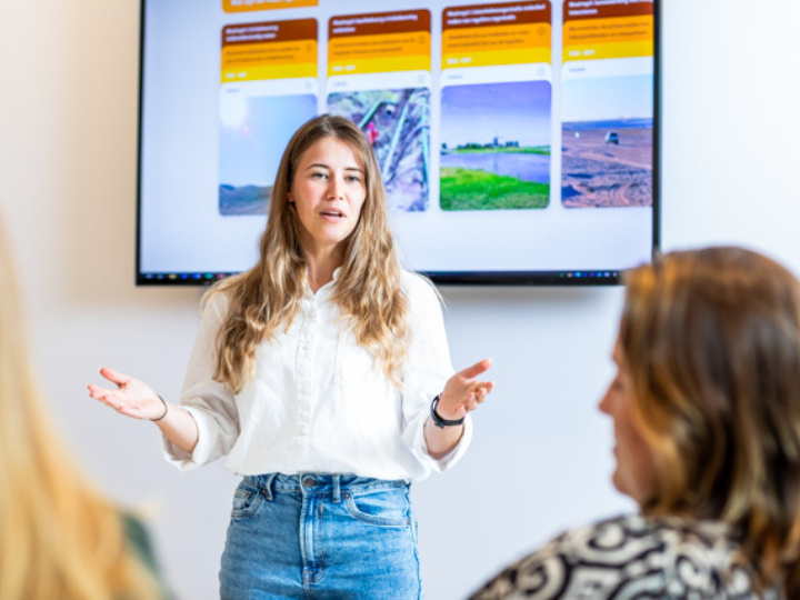Medewerker geeft presentatie