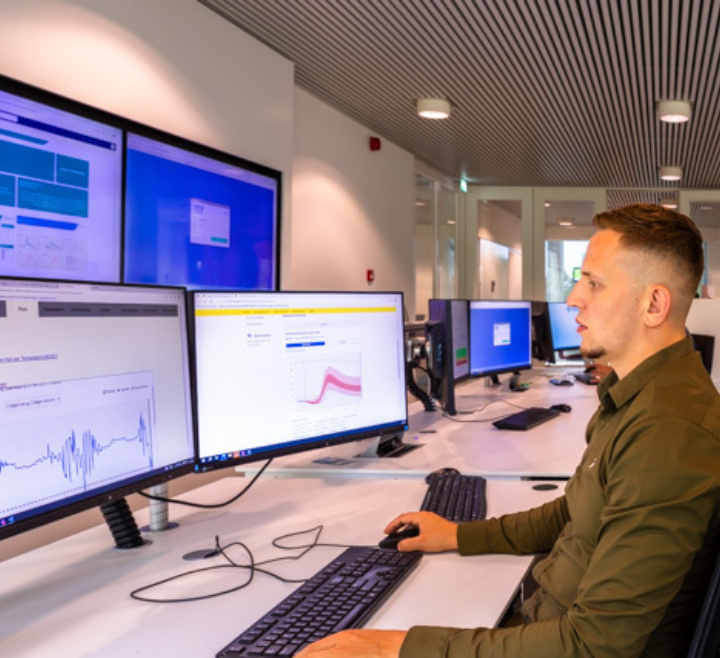 Medewerker achter beeldschermen