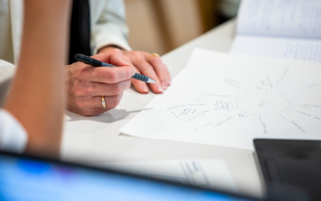 Hand met pen tekent grafisch model op papier